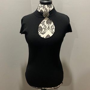 Dana Buchman Keyhole Top w/Broach